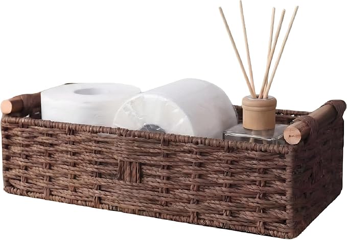 Brauner, geflochtener Badezimmerkorb mit Holzgriffen – Toilettenpapier-Aufbewahrung, Korb für die Toilettenrückseite, dunkelbraunes Boho-Badezimmer-Deko-Tablett für Spülkasten oder Ablage